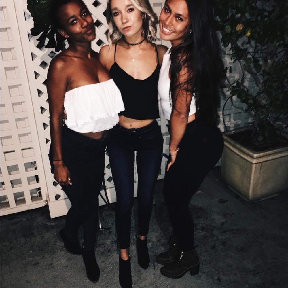 Black croptop